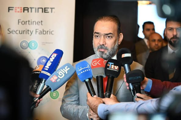 هيأة الإعلام والاتصالات تصدر توجيهاً جديداً لوسائل الإعلام حول سياقات البرامج الحوارية والأداء الإعلامي حرصاً منها على تعزيز بيئة إعلامية مسؤولة، شددت هيأة الإعلام والاتصالات على ضرورة التزام المؤسسات الإعلامية بالسياقات المهنية المعتمدة في إعداد البرامج الحوارية، وتجنب الشخصنات والتجريح الشخصي والإساءة اللفظية خلال النقاشات. وأكد رئيس الهيأة د.نوفل أبورغيف عبر إعمام رسمي موجه لوسائل الإعلام والمؤسسات والمنصات الحوارية كافة ،أن بعض البرامج الحوارية شهدت تجاوزات غير مقبولة تتنافى مع الذوق العام وتتقاطع مع السياقات المهنية للخطاب الإعلامي، داعياً إلى اعتماد المعلومات الدقيقة، والأداء المسؤول من قبل معدّي البرامج ومقدّميها وضيوفها خلال النقاشات والحوارات. كما اكد ابورغيف تجديد الدعم لحرية التعبير وحق الرد والتوازن والشفافية، بما ينسجم مع لائحة البث الإعلامي النافذة، مؤكداً أن فرق الرصد الإعلامي تتابع بدقة أداء المؤسسات وفقاً لذلك.